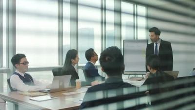 4K男人和女人在现代化的办公室会议室见面