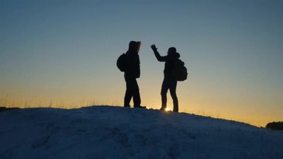 雪山实拍视频素材登山者在雪山山顶相遇举起双手快乐地跳4K
