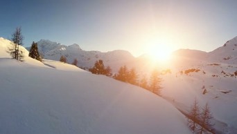 积雪的山林美丽的冬季风景1