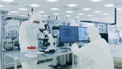 化验室内从事计算机显微镜和现代工业机械工作的研究科学家小组