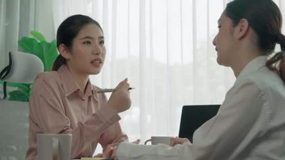 两个充满热情的年轻女商人在办公室里一起工作年轻的同事一起讨论