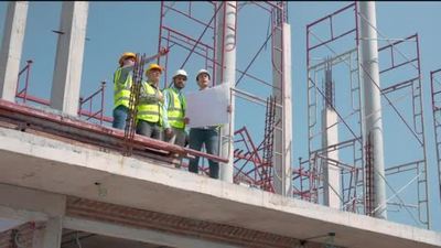 由承建商及建筑师组成的小组由工头向工人解释计划建筑工地以及蓝
