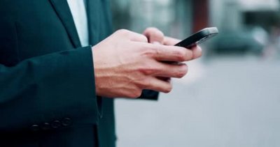 城市打字通信和通勤网络聊天方面的人手智能手机和商务人士旅行特