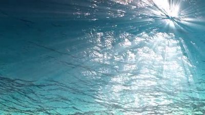 实拍视频素材光线通过海浪从水下循环动画的方式通过高品质的光线照射很受欢迎