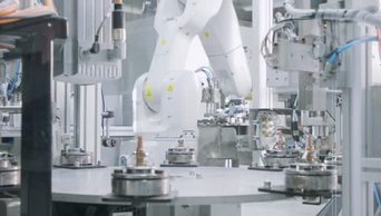 4K自动化装配线中制造零件的先进机器人机器