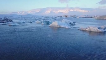 4k实拍冰岛Jokulsarlon Glacier环礁湖的空中景观