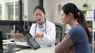 现代亚洲女医生用片剂来显示x光医疗看病4K