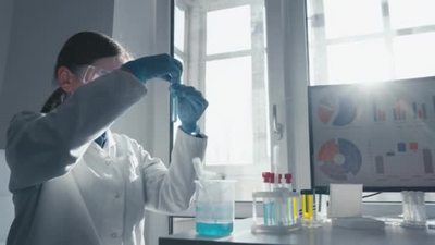 录像片段展示了在一个医学实验室进行的科学研究其目的是发展新的