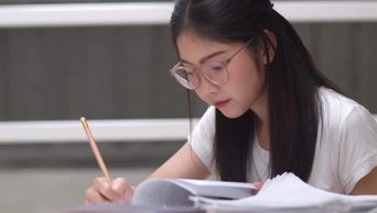 年轻的亚洲女性在读书写字