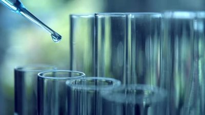 医疗实拍视频素材具有用于分析医疗制药和科学研究概念的液体玻璃实验室化学试管的