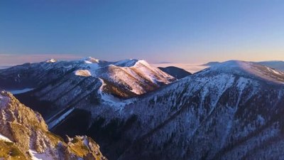 五彩斑斓的雪山在寒冷的冬日清晨的大自然中俯瞰着空中风景和游客
