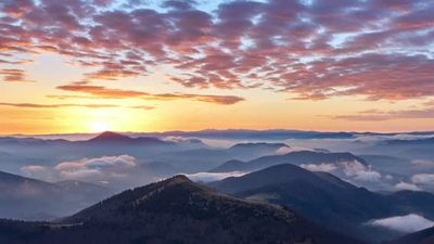 日出在山中雾气弥漫在群山之上红色橙色的彩云史诗般的早晨