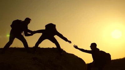 4K实拍登山者商务人士的团队合作