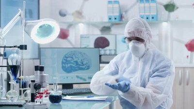 戴着Ar眼镜的科学家通过增强现实来观察和学习