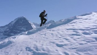一个男子徒步旅行攀登瑞士阿尔卑斯山