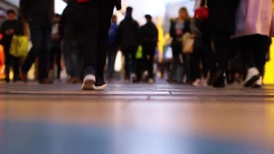 实拍视频素材人群步行在购物中心人流拥挤1080