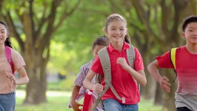 1080快乐的小学生在学校跑步