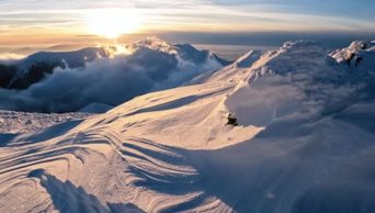 日落时分在阿尔卑斯山中冬天结冰的山美丽的景色自由旅行的背景航拍雪山1080高清视频