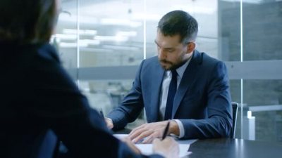 在办公室女商人和商人有对话谈判合作商务办公4K
