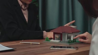 热心的地产代理向客户提供信息和购房协议同时听取地产代理的建议