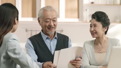 高级亚洲夫妇对销售妇女提供的合同的条款和条件感到满意1080