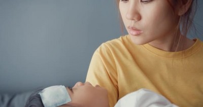 我的家春晚实拍视频素材1080快乐快乐的亚洲家庭妈妈抱着生病的蹒跚学步的小女孩