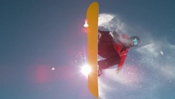 冬日滑雪者空气踢腿喷洒雪花