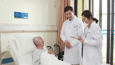 4k实拍两名年轻的亚洲医生在医院病房里巡视老年病人