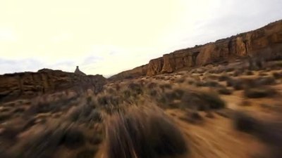 沙漠的动态无人机在狭窄的峡谷和峡谷之间高速飞行1080高清视