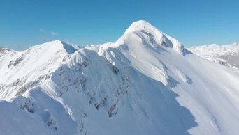 航拍宏伟的雪山