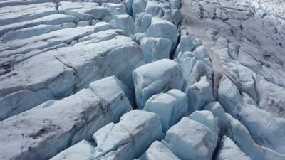 在挪威冰川融化在岩石上的冰雪无人机航拍