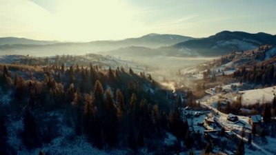 冬季山地的早晨空中风景冬季山地的日出空中风景