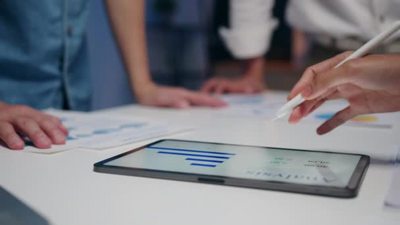 实拍视频素材商务办公商人团队合作工作讨论会议