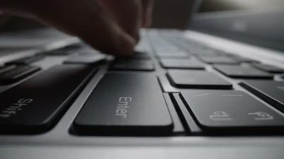 4k用手指在键盘上键入特写时间间隔
