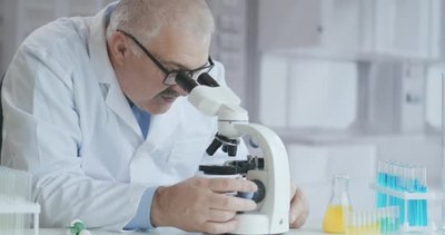 微生物学实验室:科学家研究各种细菌.抗生素用DNA增强剂治疗