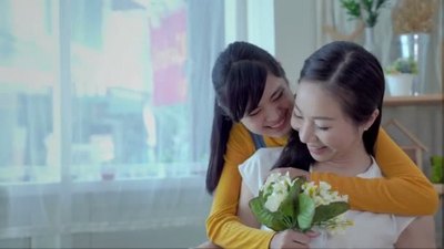我的家春晚实拍视频素材家庭母女相亲相爱拥抱送花开心4K