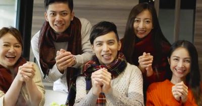 中秋佳节快乐年轻人在餐馆里举手投足祝贺你